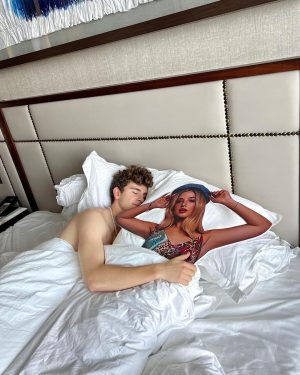 Artur Babich Instagram - провёл своё день рождения с женой в Дубай))❤️