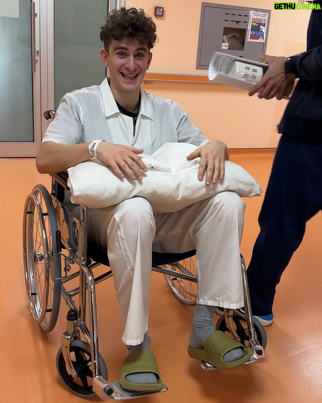 Artur Babich Instagram - с Новым Носом получается, скоро буду потреблять кислорода больше, чем обычно😃 Yerevan, Armenia