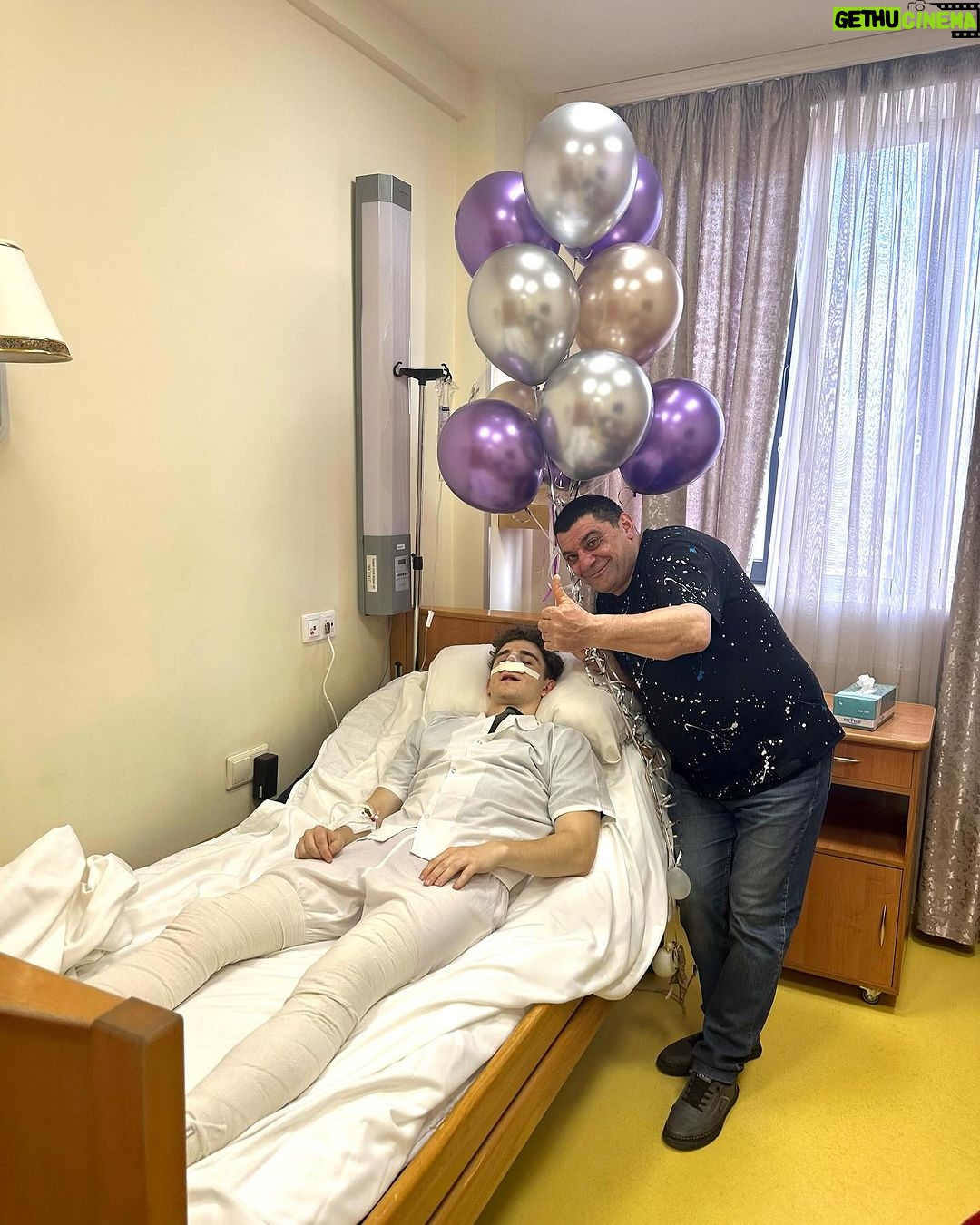 Artur Babich Instagram - с Новым Носом получается, скоро буду потреблять кислорода больше, чем обычно😃 Yerevan, Armenia