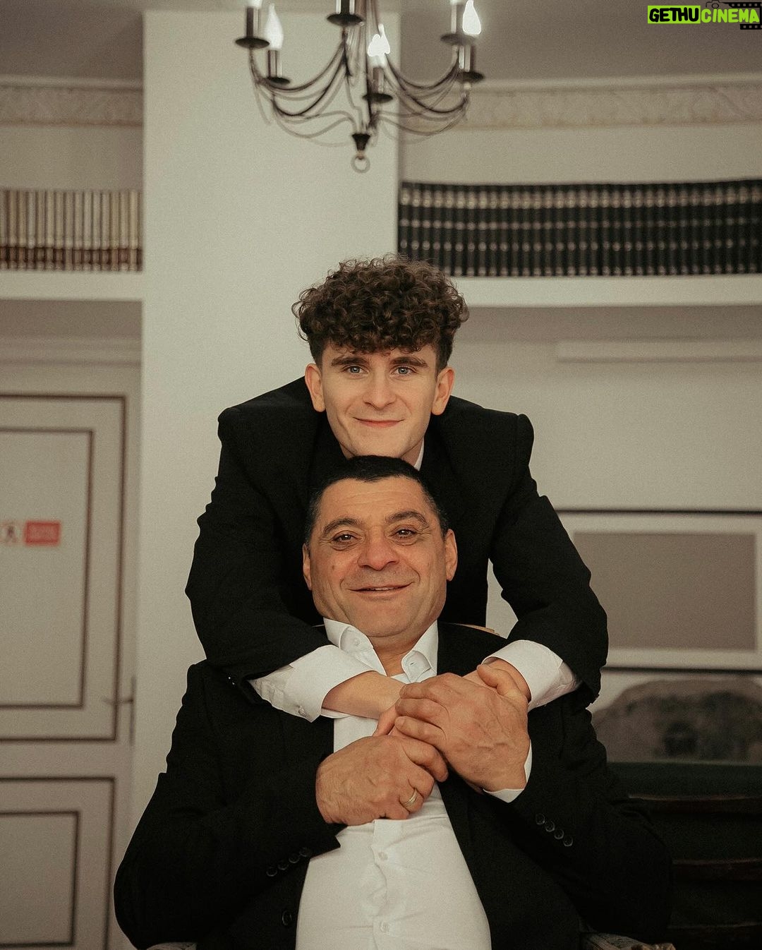 Artur Babich Instagram - с Днём Рождения, Батя❤️ количество твоих дней рождения проведенных вместе я смогу посчитать на пальцах одной руки, поэтому я искренне ценю, что сегодня мы вместе разделяем этот праздник!🎂 спасибо тебе за всё, Отец🤜🤛 📸 @lilyrecollection 🤵♂️ @anahitsimonyanfashion 🏨 @hotelvillaayghedzor Yerevan, Armenia