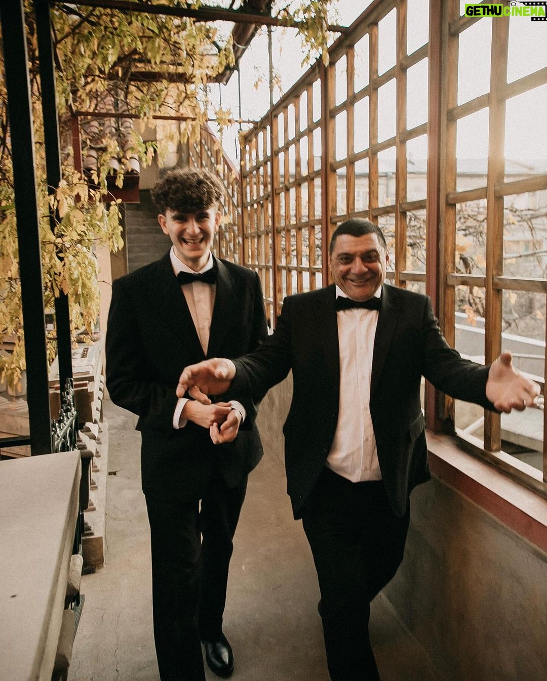 Artur Babich Instagram - с Днём Рождения, Батя❤️ количество твоих дней рождения проведенных вместе я смогу посчитать на пальцах одной руки, поэтому я искренне ценю, что сегодня мы вместе разделяем этот праздник!🎂 спасибо тебе за всё, Отец🤜🤛 📸 @lilyrecollection 🤵♂️ @anahitsimonyanfashion 🏨 @hotelvillaayghedzor Yerevan, Armenia