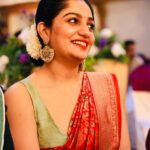 Arya Instagram - ഒരു ലോഡ് ഭാവങ്ങൾ 💀🫣 Saree @kanchivaram.in MUA and hair @vikramanvijitha #candidshot #weddingseason #sareelove #dressup #makeup