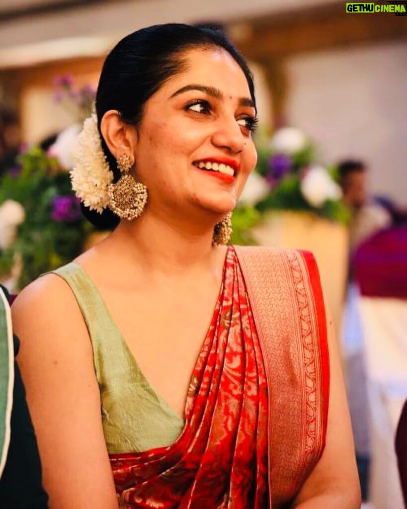 Arya Instagram - ഒരു ലോഡ് ഭാവങ്ങൾ 💀🫣 Saree @kanchivaram.in MUA and hair @vikramanvijitha #candidshot #weddingseason #sareelove #dressup #makeup