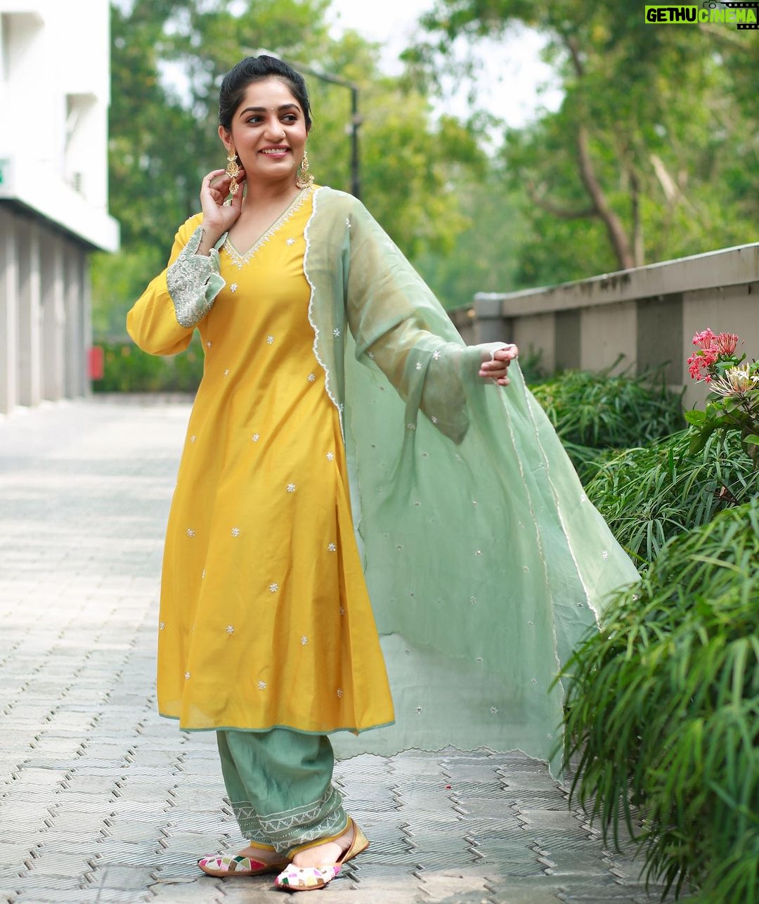 Arya Instagram - Laddoo peela color ❤️😜 Costume @silkycalicut Styling @sabarinathk_ MUA & hair @chan_aneesh Pc @pranavraaaj ❤️ Jewelry @adorebypriyanka #dressup #makeup #event #styling #comfort #fashion #trend Kochi