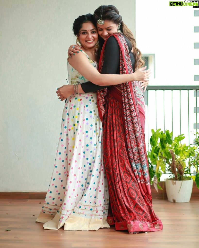 Arya Instagram - Well all I can say is … We all need that one @shilpabala in our lives … ♾️🫶🏻❤️ Pc : our baby brother @pranavraaaj #mygirlfriend #bff #girlgang #supportsystem #smile #laughter #lifeisbeautiful #family #dressup #makeup
