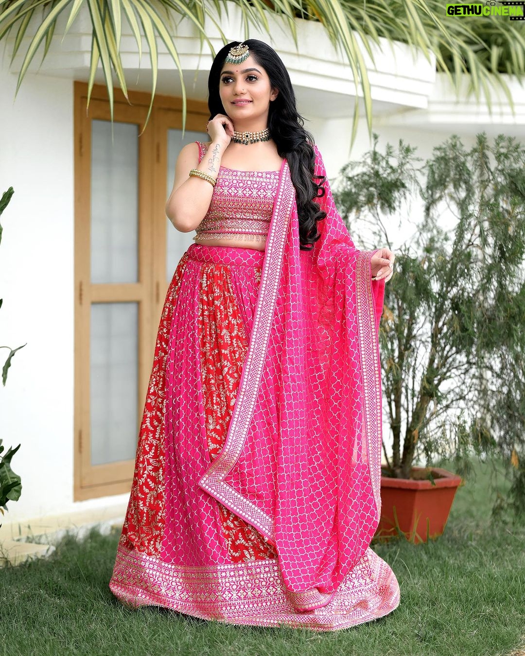 Arya Instagram - Life’s better in pink 🩷 MUA @abilashchickumakeupartist Styling @sabarinathk_ Costume @utsavcelebrates Choker @kallarackalladiescollection Maangtikka @keyaa_by_kartika #dressup #makeup #lovemylife #lovemyjob #lifeisbeautiful #fashion #ethnicwear #pink