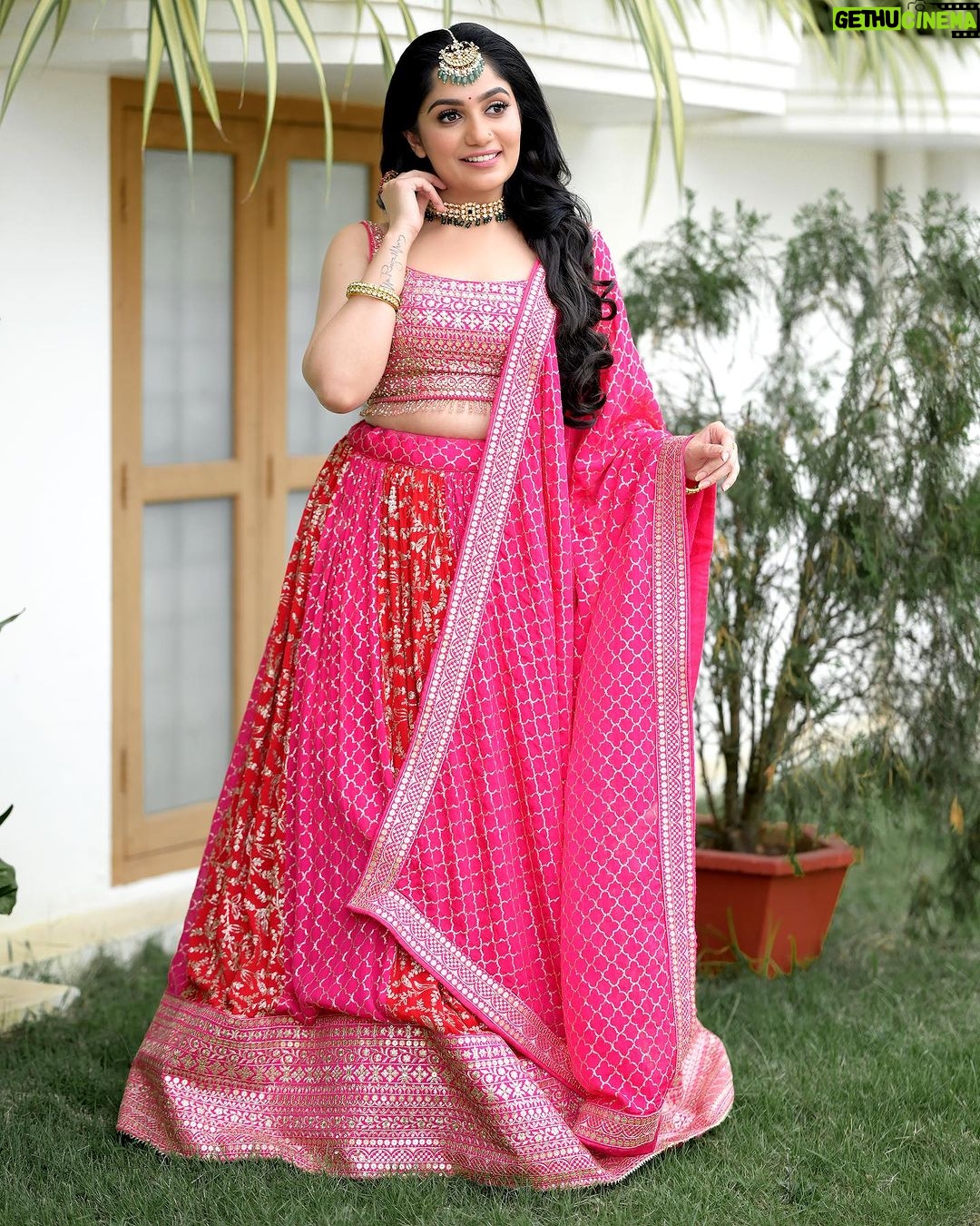 Arya Instagram - Life’s better in pink 🩷 MUA @abilashchickumakeupartist Styling @sabarinathk_ Costume @utsavcelebrates Choker @kallarackalladiescollection Maangtikka @keyaa_by_kartika #dressup #makeup #lovemylife #lovemyjob #lifeisbeautiful #fashion #ethnicwear #pink