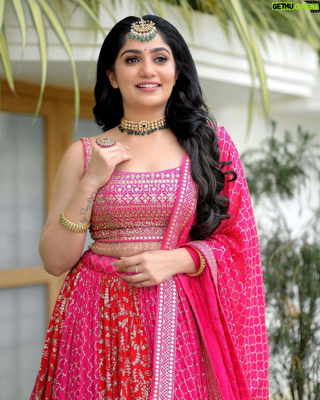 Arya Instagram - Life’s better in pink 🩷 MUA @abilashchickumakeupartist Styling @sabarinathk_ Costume @utsavcelebrates Choker @kallarackalladiescollection Maangtikka @keyaa_by_kartika #dressup #makeup #lovemylife #lovemyjob #lifeisbeautiful #fashion #ethnicwear #pink