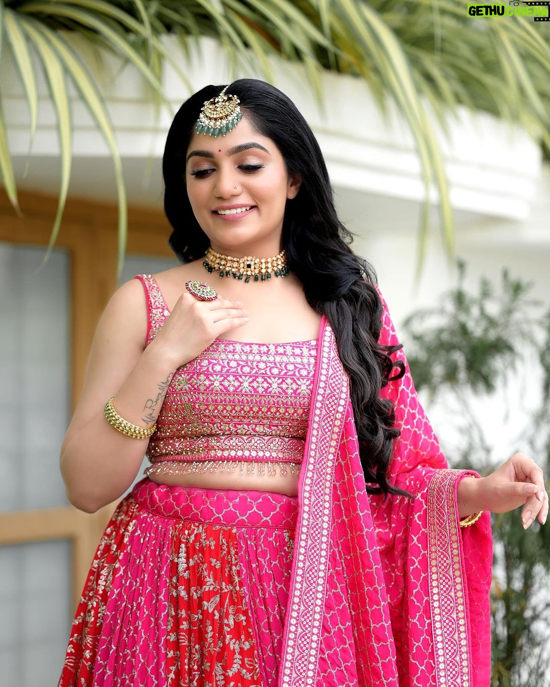 Arya Instagram - Life’s better in pink 🩷 MUA @abilashchickumakeupartist Styling @sabarinathk_ Costume @utsavcelebrates Choker @kallarackalladiescollection Maangtikka @keyaa_by_kartika #dressup #makeup #lovemylife #lovemyjob #lifeisbeautiful #fashion #ethnicwear #pink