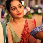Arya Instagram - ഒരു ലോഡ് ഭാവങ്ങൾ 💀🫣 Saree @kanchivaram.in MUA and hair @vikramanvijitha #candidshot #weddingseason #sareelove #dressup #makeup