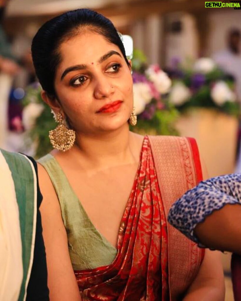 Arya Instagram - ഒരു ലോഡ് ഭാവങ്ങൾ 💀🫣 Saree @kanchivaram.in MUA and hair @vikramanvijitha #candidshot #weddingseason #sareelove #dressup #makeup