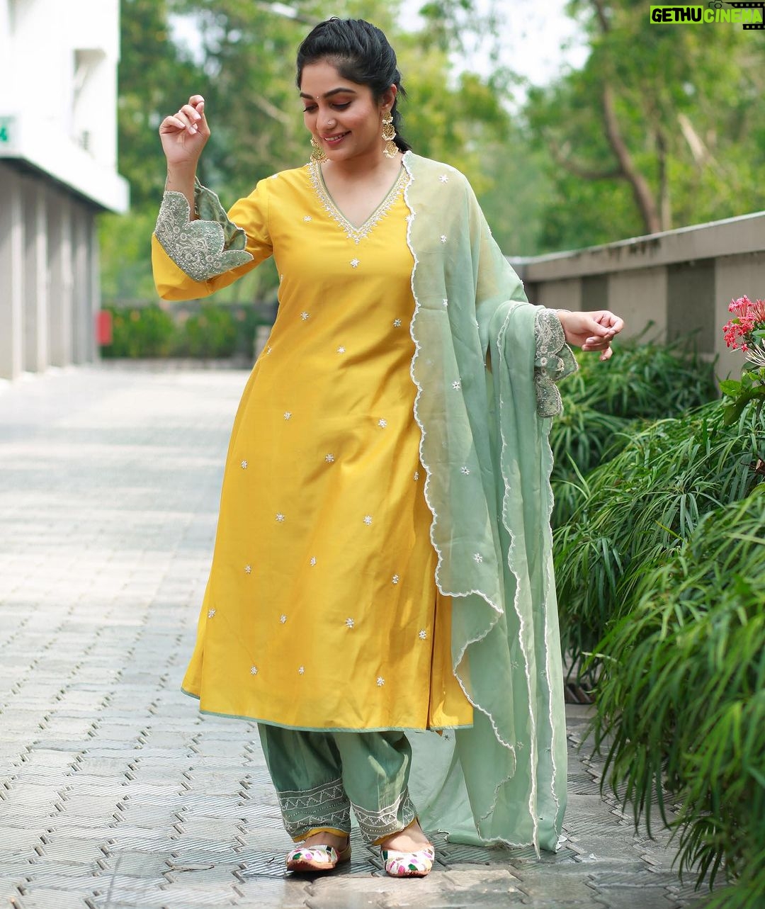 Arya Instagram - Laddoo peela color ❤️😜 Costume @silkycalicut Styling @sabarinathk_ MUA & hair @chan_aneesh Pc @pranavraaaj ❤️ Jewelry @adorebypriyanka #dressup #makeup #event #styling #comfort #fashion #trend Kochi