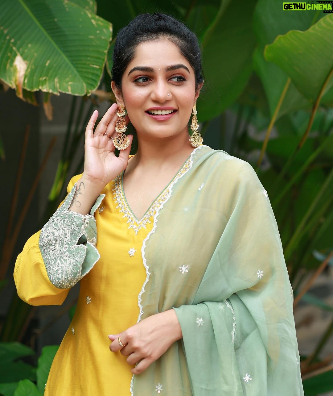 Arya Instagram - Laddoo peela color ❤️😜 Costume @silkycalicut Styling @sabarinathk_ MUA & hair @chan_aneesh Pc @pranavraaaj ❤️ Jewelry @adorebypriyanka #dressup #makeup #event #styling #comfort #fashion #trend Kochi