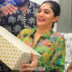 Arya Instagram - കുട്ടിയെക്കാളും വലിയ കുട്ടിക്കളി ഉള്ള ആര്യ 😂😍 @arya.badai @anusree_luv . . . . . #anusree #moliwood #aryabadai #houswarming #newhome #shortstories #trending #trendingreels #malayalacinima #mollywood #malluactress