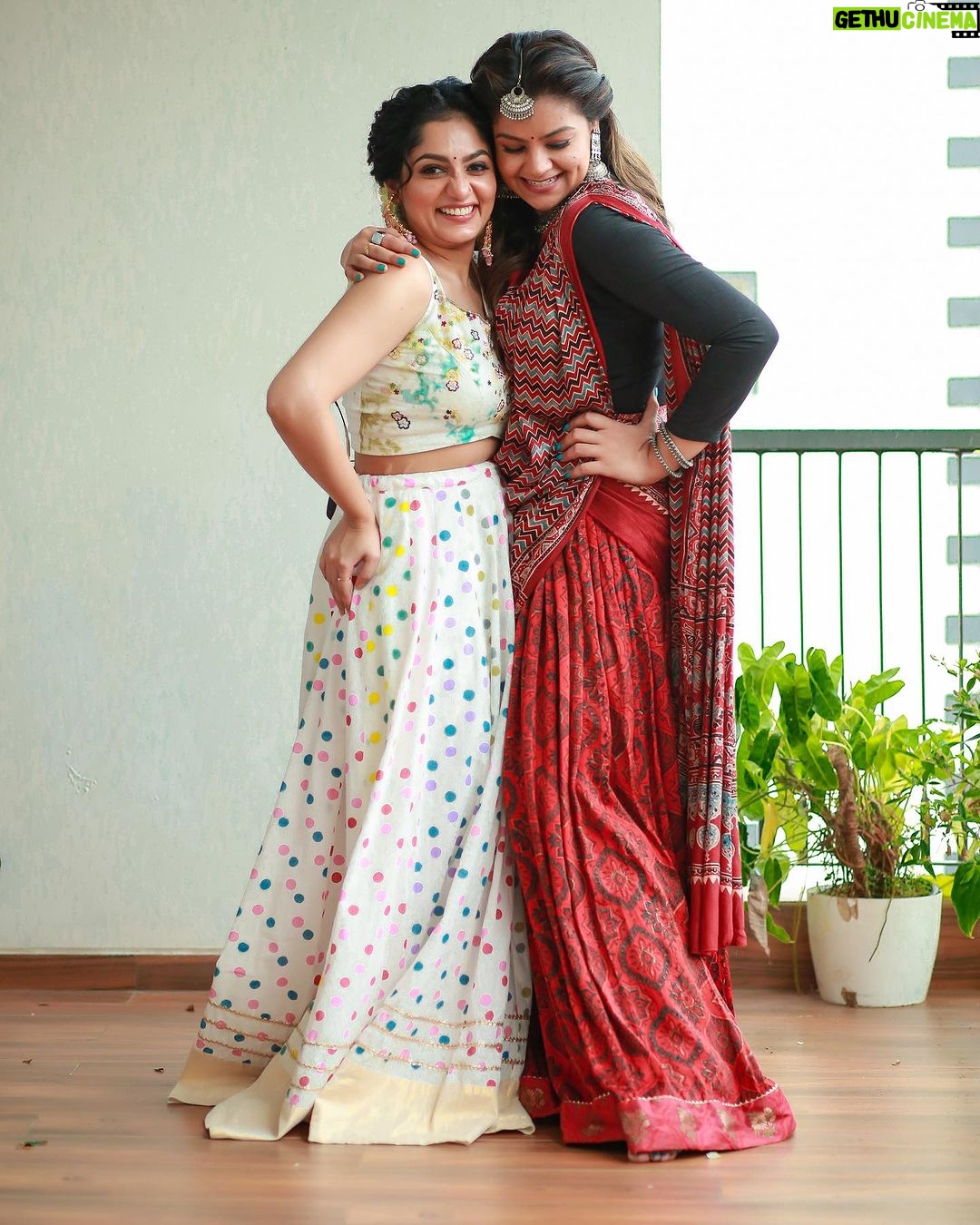 Arya Instagram - Well all I can say is … We all need that one @shilpabala in our lives … ♾️🫶🏻❤️ Pc : our baby brother @pranavraaaj #mygirlfriend #bff #girlgang #supportsystem #smile #laughter #lifeisbeautiful #family #dressup #makeup