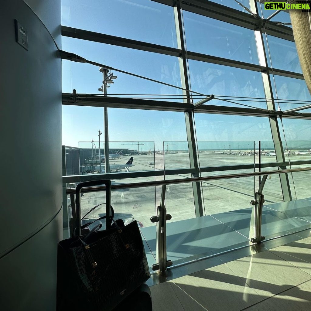 Aseel Hameem Instagram - To Dubai ☀️⛱️💛 Hamad International Airport