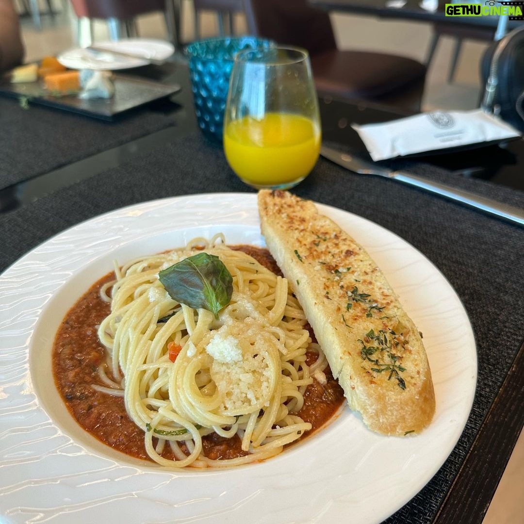 Aseel Hameem Instagram - To Dubai ☀️⛱️💛 Hamad International Airport