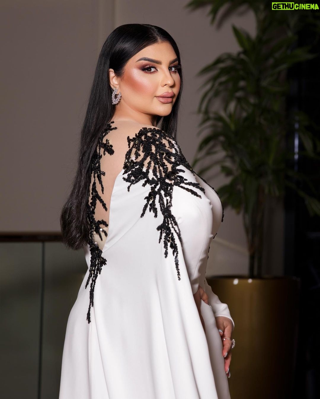 Aseel Hameem Instagram - ليله من اجمل ليالي العمر وسط المحبين والحبايب مبروك يالغاليين افراح ال بقشان الكرام الله يسعدكم ودايما اشاركم افراحكم 🇸🇦💚 #اصيل_هميم #جده Styled by @ziadalsaleh Thanks for the Amazing internationl designer @jeanfarescouture for this beautiful custom made dress Hair @wahg_hairstyle Make up @asmaalahdl_ Diamond @lafijewelry Photo @reemaphoto_ Business managment @ali.hamem Jeddah, Saudi Arabia