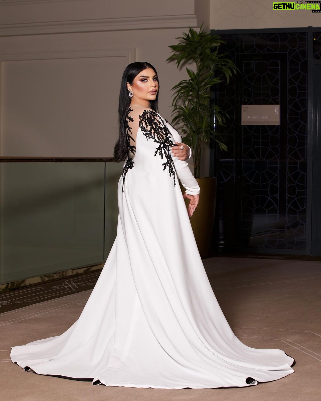 Aseel Hameem Instagram - ليله من اجمل ليالي العمر وسط المحبين والحبايب مبروك يالغاليين افراح ال بقشان الكرام الله يسعدكم ودايما اشاركم افراحكم 🇸🇦💚 #اصيل_هميم #جده Styled by @ziadalsaleh Thanks for the Amazing internationl designer @jeanfarescouture for this beautiful custom made dress Hair @wahg_hairstyle Make up @asmaalahdl_ Diamond @lafijewelry Photo @reemaphoto_ Business managment @ali.hamem Jeddah, Saudi Arabia