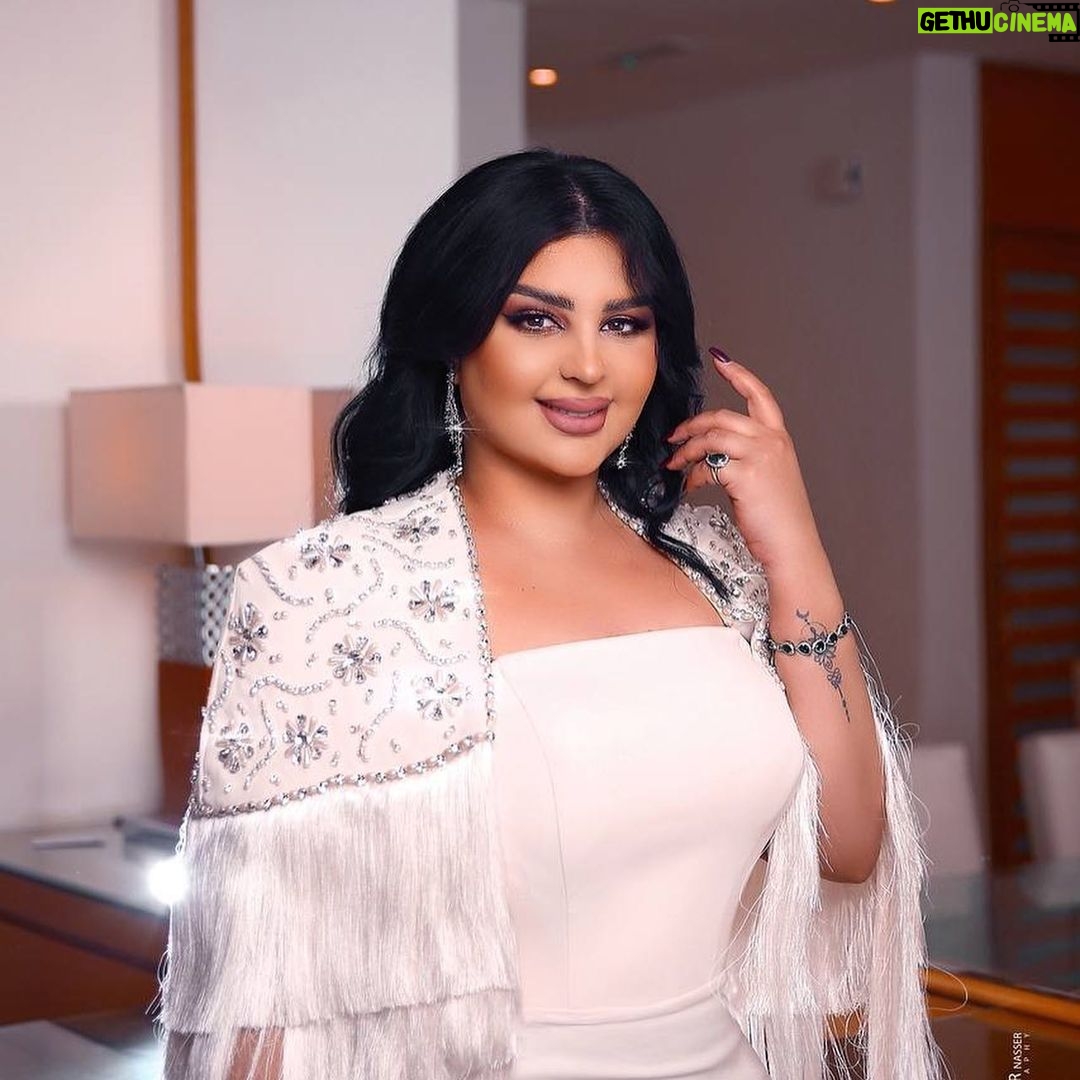 Aseel Hameem Instagram - من حفل رأس السنه 🤍 سنه خير ومحبه وسعاده عليكم يارب .. Thanks to my Glam team ✨ Stylist @ziadalsaleh Dress @gush.by.felwa Make up @monaalnoman Photo @montasernasserphotography Thank u @silviano_accessories