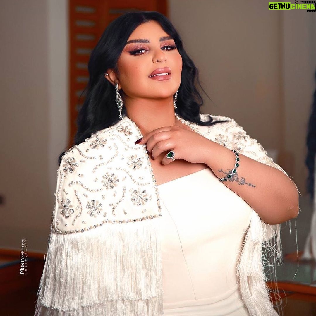 Aseel Hameem Instagram - من حفل رأس السنه 🤍 سنه خير ومحبه وسعاده عليكم يارب .. Thanks to my Glam team ✨ Stylist @ziadalsaleh Dress @gush.by.felwa Make up @monaalnoman Photo @montasernasserphotography Thank u @silviano_accessories