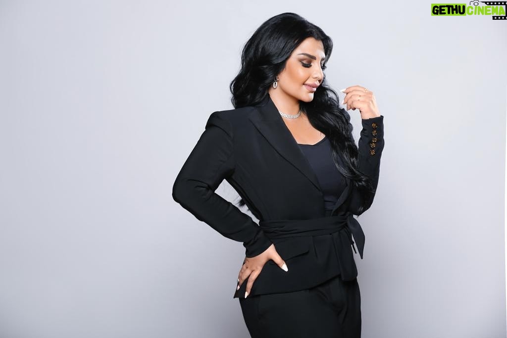 Aseel Hameem Instagram - 🖤من يستثنيك عن كل الدنيا ..يستحقك