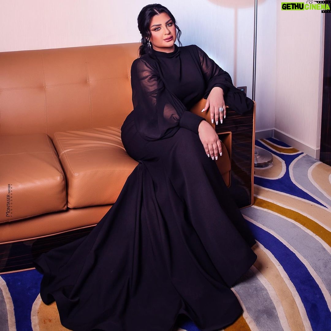 Aseel Hameem Instagram - كل المحبه ل مكملي الجمال والابداع اللي يرافقوني دايما ويكونون حريصين على الاهتمام ب ادق تفاصيل اطلالتي 🖤 المبدعه الراقيه الميك اب ارتيست @maissa_hasoun تسريحتي من يد الجميله @waeed_abomogdeb تصوير المبدع الخلوق @montasernasserphotography والدريس الحلو من المصمم العالمي المبدع فؤاد سركيس @fouadsarkisofficial شكرا على كل شي عاشت ايدكم 🖤🖤