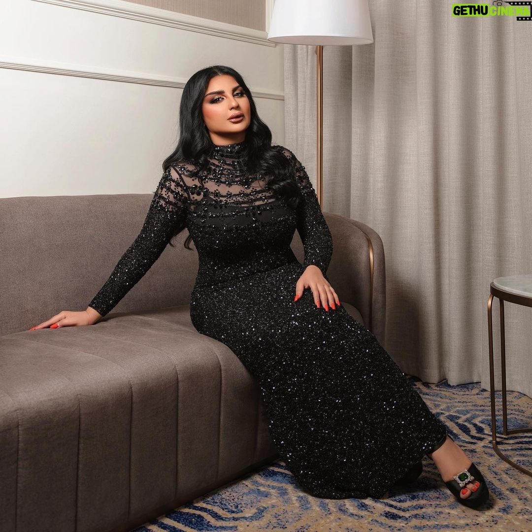 Aseel Hameem Instagram - شكرا كل من اهتم ب اطلالتي من حفل زفاف احد العوائل الكريمه 👰🏻♀️🤵🏻♂️ فستاني من المصمم الراقي @ziadalsaleh ميك اب المبدعه @halima_makeup_qtr شعر صالون طوني صوايا @tonysawayaqatar تصوير فوتوغراف المبدع @hassankfarhat ______ يعطيكم الف عافيه 🖤🖤