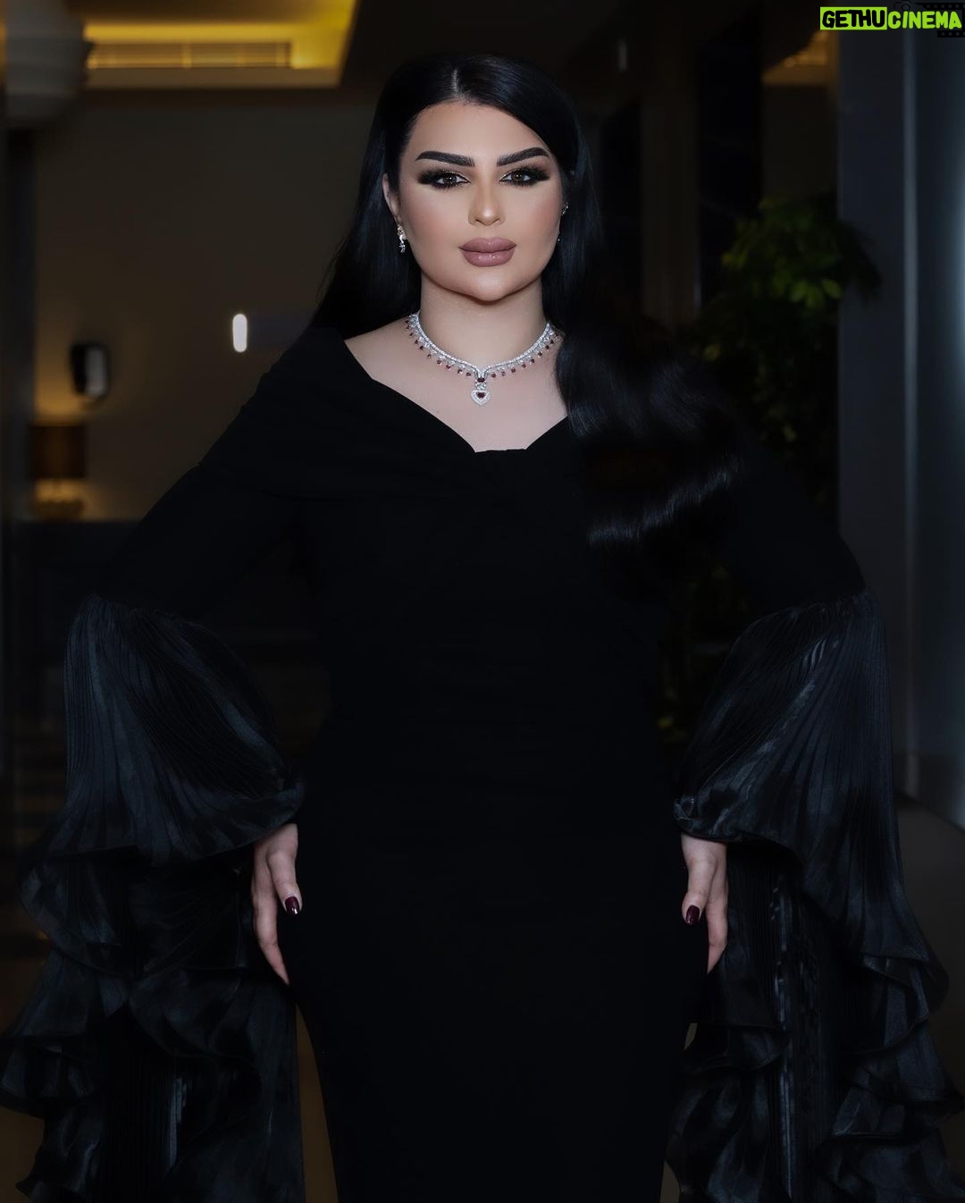 Aseel Hameem Instagram - كنت سعيده جدا والفرحه ملت وجهي امس بحفل الليله العراقيه اللتي كانت على مسرح محمد عبده ارينا الحضور كان مبهر وامتزجت مشاعر الحضور بالفرح وشعرت بدفء الحب والمشاعر ..شكرا على هالنهضه الفنيه وهالليله العراقيه اللي عانق فيها الجمهور السعودي صوتي 🇸🇦💚🙏🏻 Business Management: @ali.hamem Styled by @ziadalsaleh Dress @perla.ksa Make up @fouz_alzabidi Hair @aminahair Photo @reemaphoto_ Jewelry @mouawad @mouawad.arabia #محمد_عبده_ارينا #الرياض #اصيل_هميم #موسم_الرياض الرياض المملكة العربية السعودية Riyadh Saudi Arabia