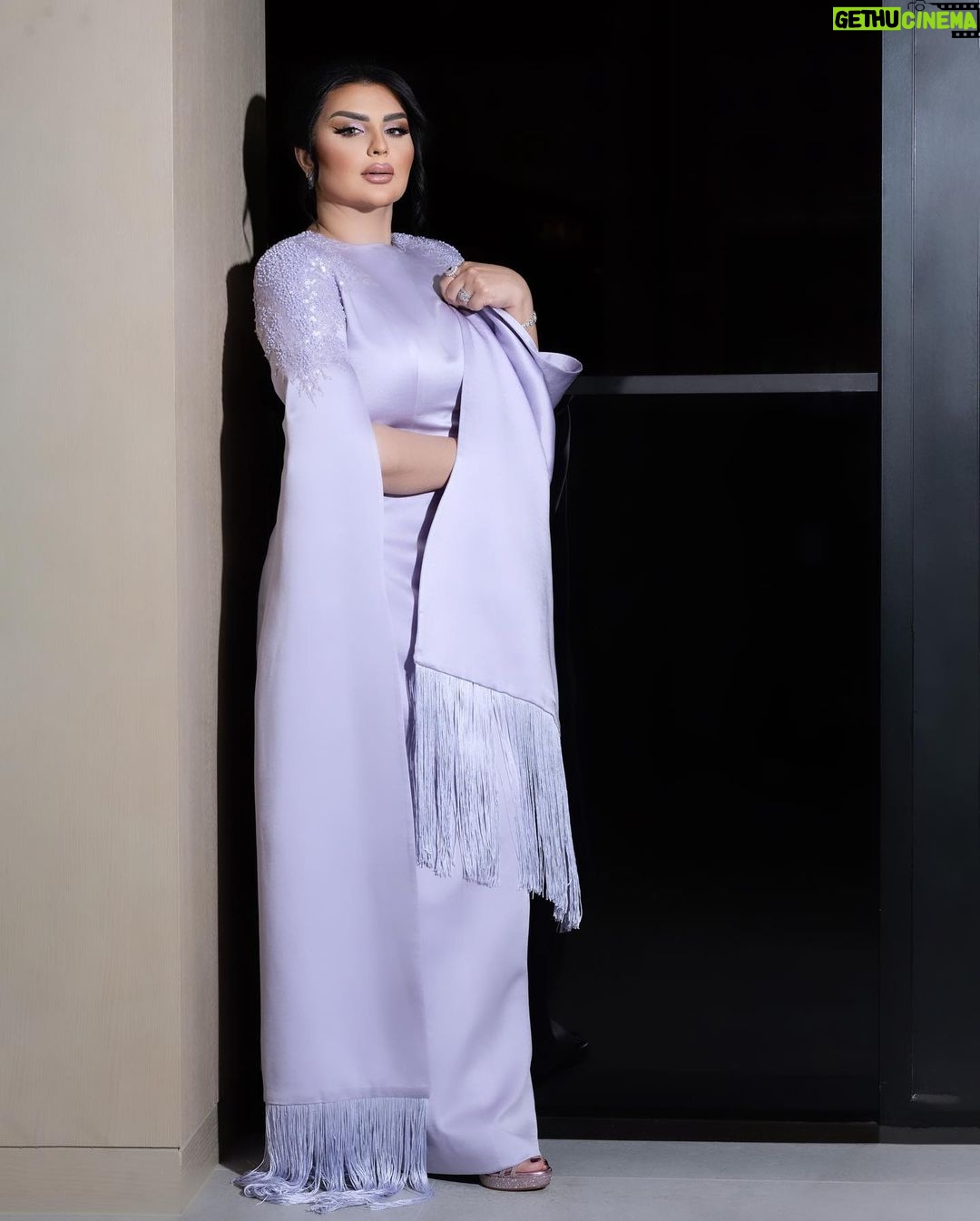Aseel Hameem Instagram - ٥٢ عام من النجاح والتقدم والازدهار كل عام ودولة الامارات بخير والله يعم الأمن والامان على دولة الامارات الحبيبة حكومه وشعباً🇦🇪 اطلالة الفنانة اصيل هميم من مسرح العين في احتفالات اليوم الوطني Business Management: @ali.hamem Styled by @eliomoussallem Designer @maison.eliomoussallem Make up : @bassam_kwaideh_makeup Hair @rannyhairstyle Photo @reemaphoto_ #اليوم_الوطني_الاماراتي #العين #مسرح_العين #ابو_ظبي #anstagram