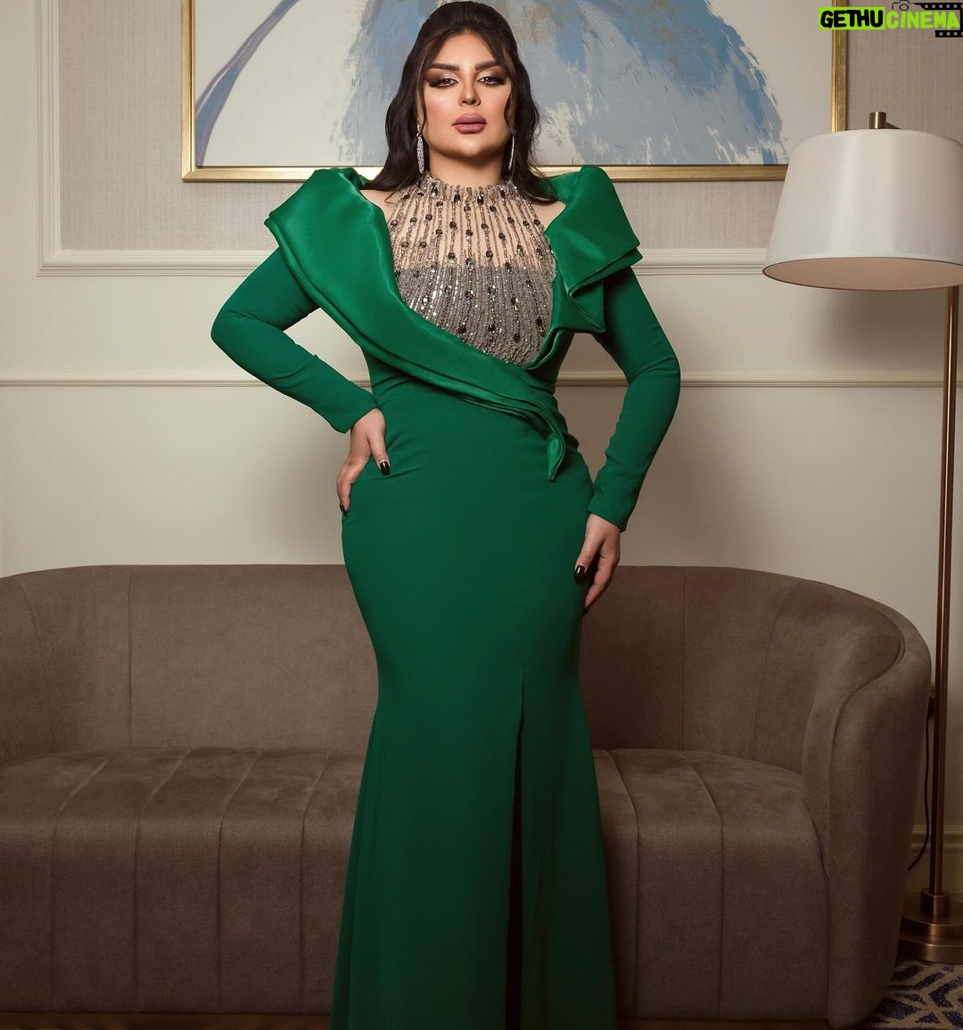 Aseel Hameem Instagram - من افراح الشيوخ الكرام ( ال ثاني ) الدوحه Styled by @ziadalsaleh Dress @perla.ksa Make up @noorastyleqtr Hair @ts_hair_beauty_salon_qatar @mohammad.handous Photo @hassankfarhat من تنظيم شركة تذكار @taethkar شكرا خاص للغالي المبدع المتالق تنسيق ديكوريشن من غلامور ايفنت @glamour.events 💚 ودامت دياركم عامره بالافراح 💍💚