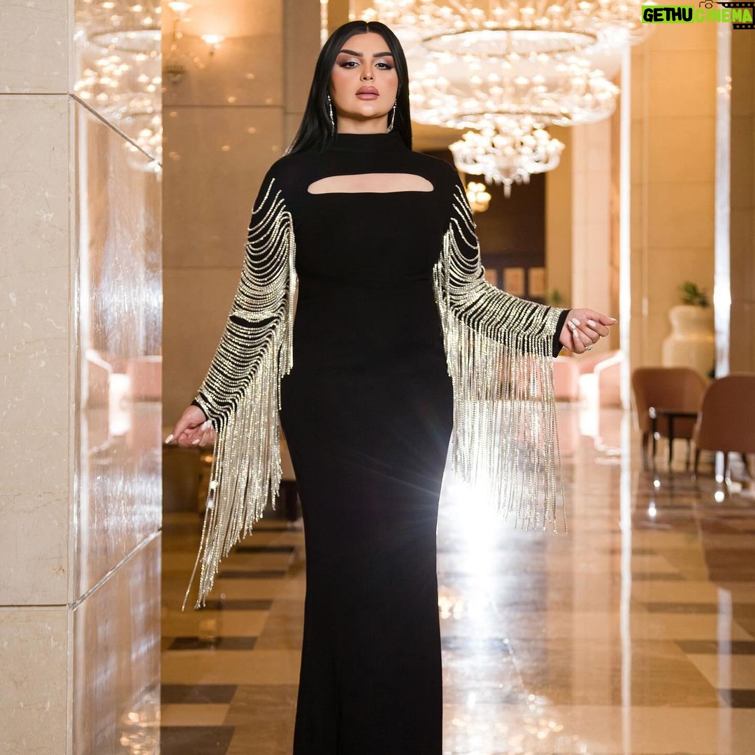 Aseel Hameem Instagram - 💍👰♂️🤵♂️افراح احد العوائل الكريمه تعهد وتنظيم الحفل المبدع @glamour.events هندسه الصوت الرائعه @emesa.production تفاصيل الاطلاله 👗 Styled by the one &only @ziadalsaleh Dress from the international Kuwaiti designer @qirat_kw @noorastyleqtr @hassankfarhat @ts_hair_beauty_salon_qatar عسى دياركم عامره بالافراح دائما 🖤🫶🏻 #آصيل_هميم #افراح_قطر