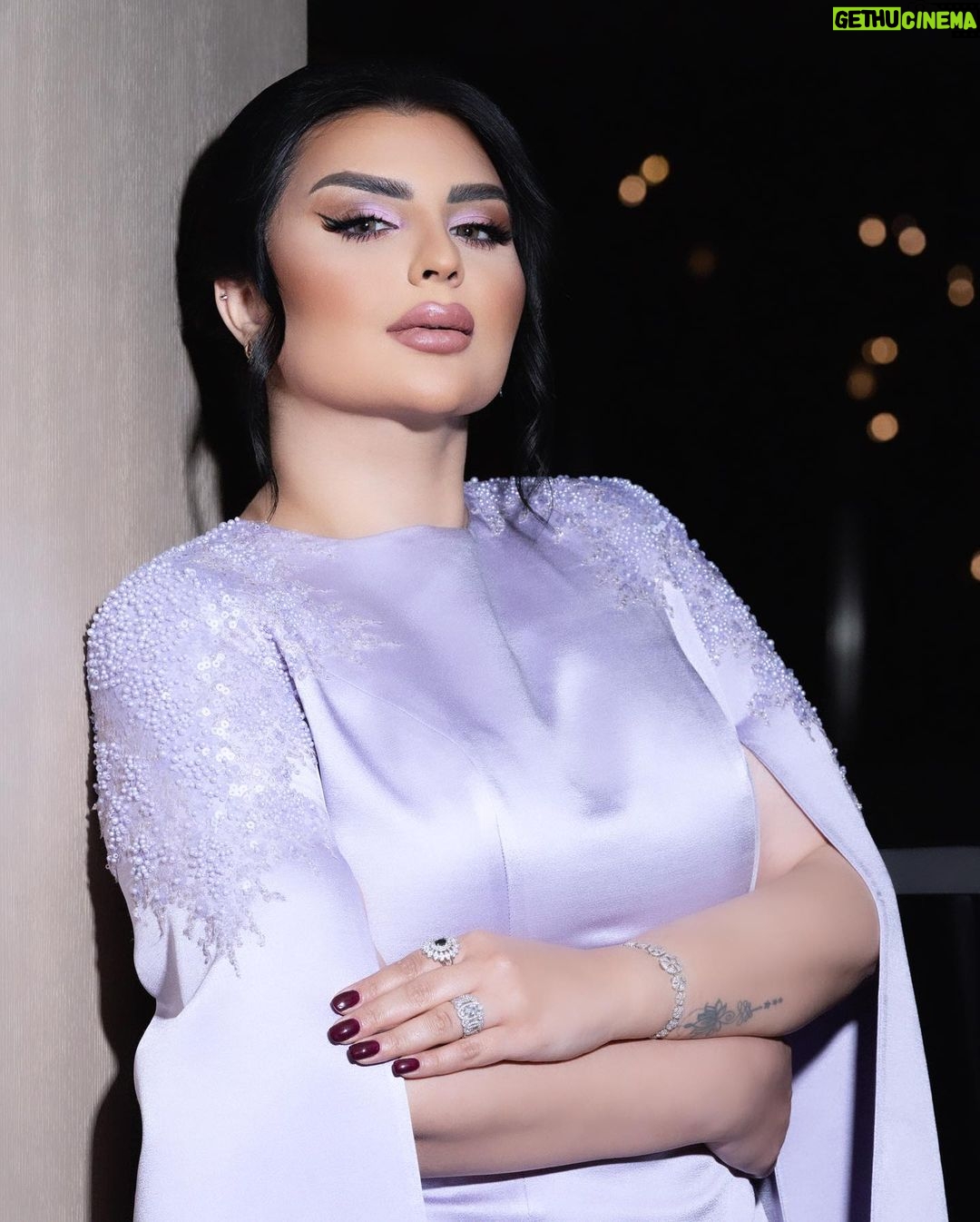 Aseel Hameem Instagram - ٥٢ عام من النجاح والتقدم والازدهار كل عام ودولة الامارات بخير والله يعم الأمن والامان على دولة الامارات الحبيبة حكومه وشعباً🇦🇪 اطلالة الفنانة اصيل هميم من مسرح العين في احتفالات اليوم الوطني Business Management: @ali.hamem Styled by @eliomoussallem Designer @maison.eliomoussallem Make up : @bassam_kwaideh_makeup Hair @rannyhairstyle Photo @reemaphoto_ #اليوم_الوطني_الاماراتي #العين #مسرح_العين #ابو_ظبي #anstagram