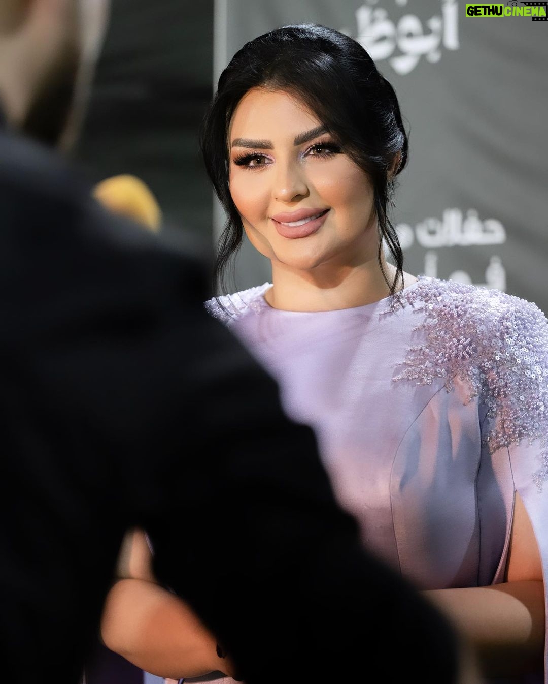 Aseel Hameem Instagram - ٥٢ عام من النجاح والتقدم والازدهار كل عام ودولة الامارات بخير والله يعم الأمن والامان على دولة الامارات الحبيبة حكومه وشعباً🇦🇪 اطلالة الفنانة اصيل هميم من مسرح العين في احتفالات اليوم الوطني Business Management: @ali.hamem Styled by @eliomoussallem Designer @maison.eliomoussallem Make up : @bassam_kwaideh_makeup Hair @rannyhairstyle Photo @reemaphoto_ #اليوم_الوطني_الاماراتي #العين #مسرح_العين #ابو_ظبي #anstagram