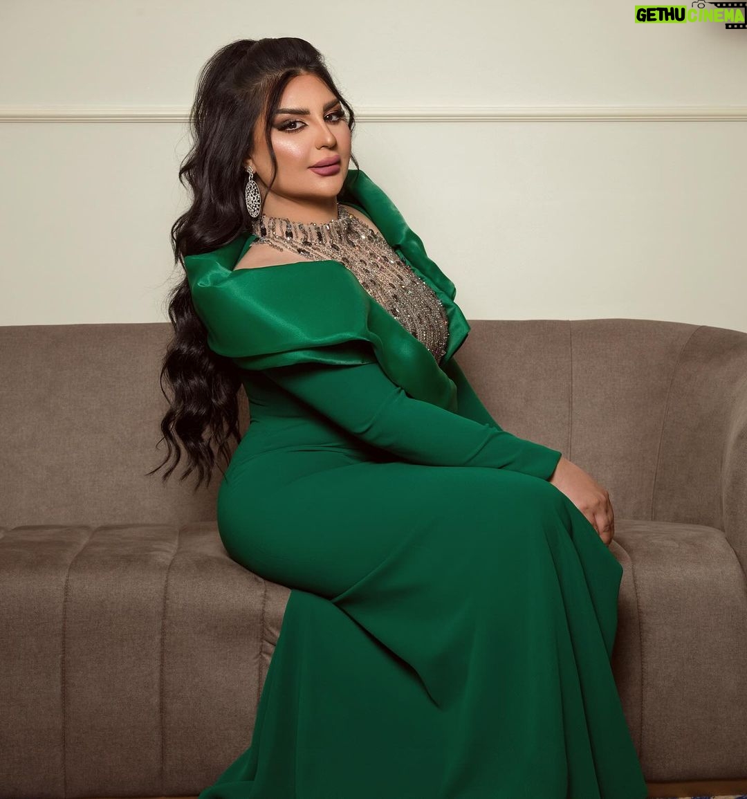 Aseel Hameem Instagram - من افراح الشيوخ الكرام ( ال ثاني ) الدوحه Styled by @ziadalsaleh Dress @perla.ksa Make up @noorastyleqtr Hair @ts_hair_beauty_salon_qatar @mohammad.handous Photo @hassankfarhat من تنظيم شركة تذكار @taethkar شكرا خاص للغالي المبدع المتالق تنسيق ديكوريشن من غلامور ايفنت @glamour.events 💚 ودامت دياركم عامره بالافراح 💍💚
