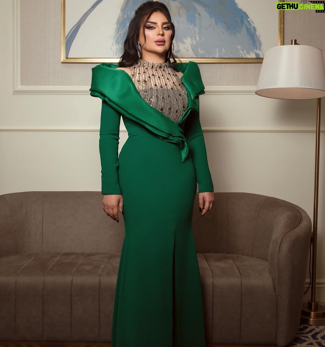 Aseel Hameem Instagram - من افراح الشيوخ الكرام ( ال ثاني ) الدوحه Styled by @ziadalsaleh Dress @perla.ksa Make up @noorastyleqtr Hair @ts_hair_beauty_salon_qatar @mohammad.handous Photo @hassankfarhat من تنظيم شركة تذكار @taethkar شكرا خاص للغالي المبدع المتالق تنسيق ديكوريشن من غلامور ايفنت @glamour.events 💚 ودامت دياركم عامره بالافراح 💍💚
