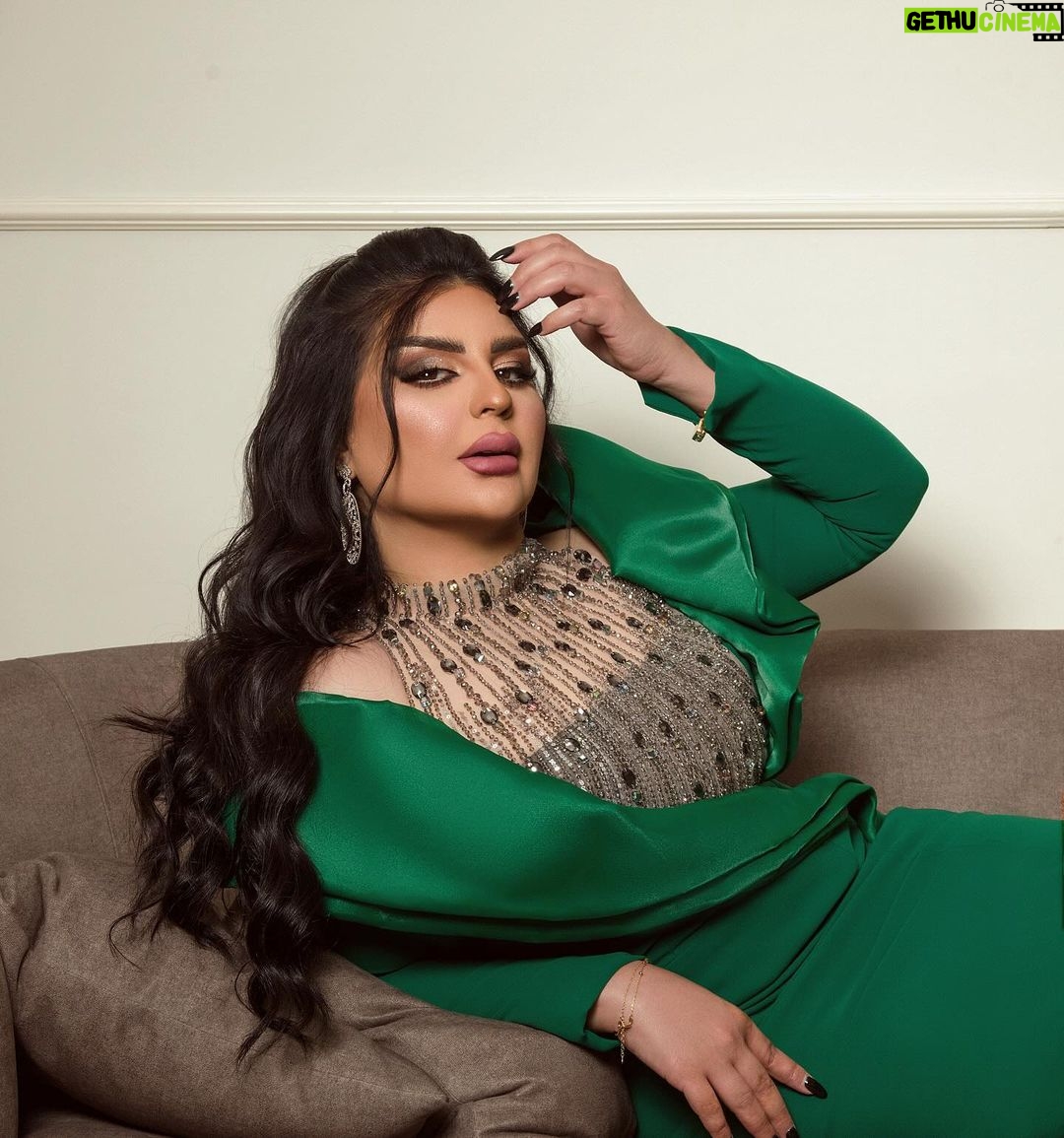Aseel Hameem Instagram - من افراح الشيوخ الكرام ( ال ثاني ) الدوحه Styled by @ziadalsaleh Dress @perla.ksa Make up @noorastyleqtr Hair @ts_hair_beauty_salon_qatar @mohammad.handous Photo @hassankfarhat من تنظيم شركة تذكار @taethkar شكرا خاص للغالي المبدع المتالق تنسيق ديكوريشن من غلامور ايفنت @glamour.events 💚 ودامت دياركم عامره بالافراح 💍💚