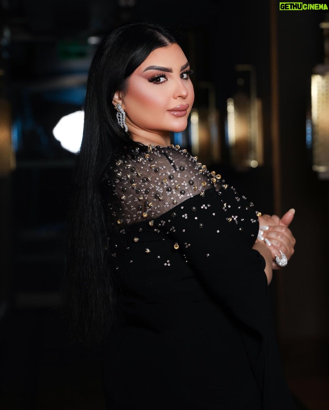 Aseel Hameem Instagram - فرحت كوني للمره الثالثه اشارك بإحتفالات المملكه الحبيبه والثانيه على ارض الإمارات بدار زايد هالارض الطيبه واقول للشعب السعودي كل عام والمملكه بتطور ونماء وإزدهار #دام_عز_المملكه #اليوم_الوطني_93_السعودي Styled by @ziadalsaleh Dress by the international designer @saiidkobeisy hair @rami.arabi.salon Make up @glam_by_rosalie Photo @reemaphoto_ _ Jewelry @alfardanjewellery.dxb business manager : @ali.hamem