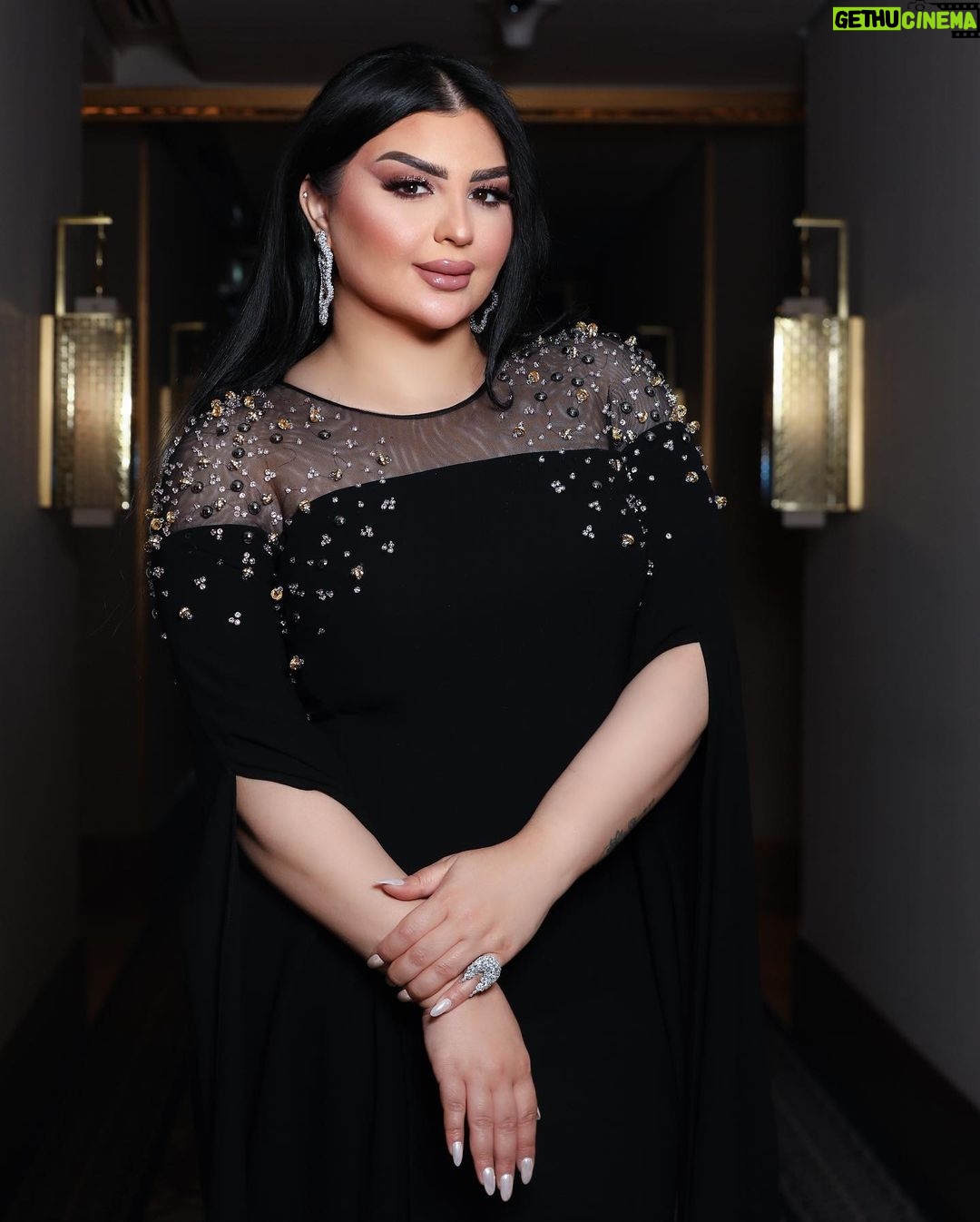 Aseel Hameem Instagram - فرحت كوني للمره الثالثه اشارك بإحتفالات المملكه الحبيبه والثانيه على ارض الإمارات بدار زايد هالارض الطيبه واقول للشعب السعودي كل عام والمملكه بتطور ونماء وإزدهار #دام_عز_المملكه #اليوم_الوطني_93_السعودي Styled by @ziadalsaleh Dress by the international designer @saiidkobeisy hair @rami.arabi.salon Make up @glam_by_rosalie Photo @reemaphoto_ _ Jewelry @alfardanjewellery.dxb business manager : @ali.hamem