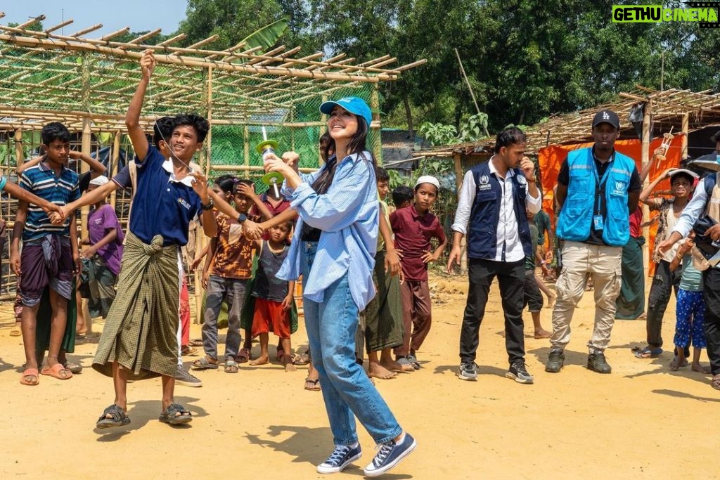 Aseel Omran Instagram - في مخيمات لاجئين الروهينغيا ما يقارب المليون شخص ٥٢ بالمئة منهم أطفال بأبسط دعم منكم نقدر نوفر اساسيات المعيشة والدراسة اللي محتاجينها ♥🙏🏼 _________ رابط التبرع في البايو 👆🏼♥ Cox's Bazar, Bangladesh
