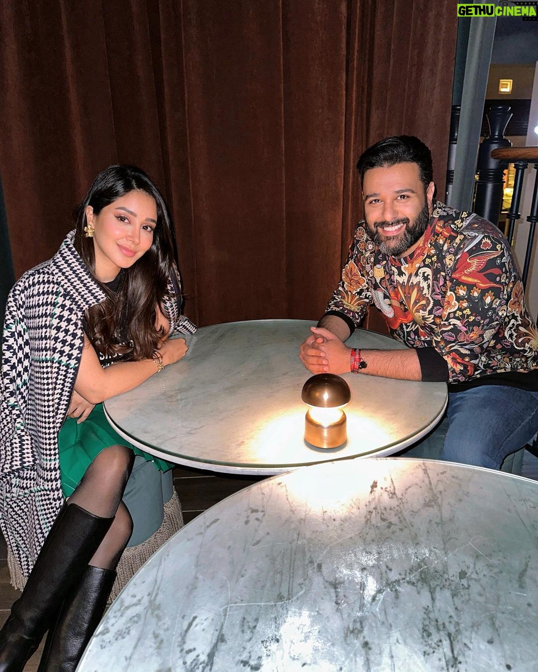 Aseel Omran Instagram - للصداقة اللي ماتتغير …🍔 🤍📝🎬🤲🏼✈️😜