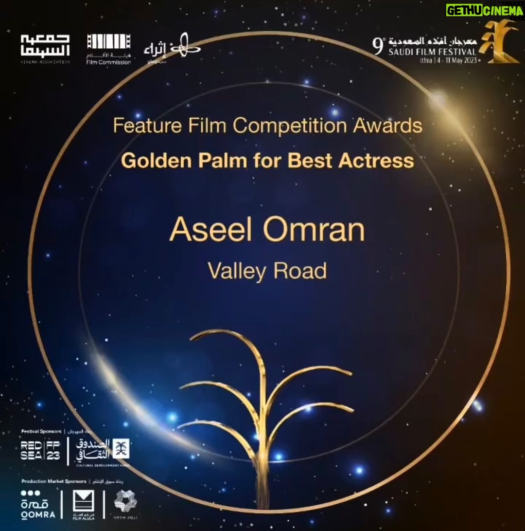 Aseel Omran Instagram - سعيدة كثير وممتنة لحصولي على جائزة أفضل ممثلة عن دوري في الفيلم الروائي الطويل(طريق الوادي) 🎥 شكر كبير لمهرجان أفلام السعوية في دورته التاسعة ولكل القائمين عليه🙏🏼♥️ وشكر من القلب لمخرجنا خالد فهد ولكل زملائي الفنانين في الفلم 💙