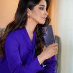 Aseel Omran Instagram - لا غنى عنه.... هاتف Honor Magic V2 اخف و ارفع هاتف قابل للطي, أفضل مرافق لك في عملك. #honormagicv2 #honor #honormea @honorarabia @honorksa