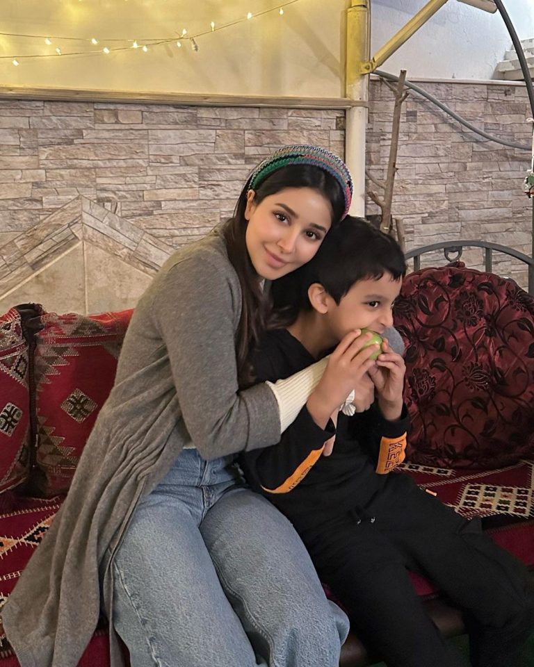 Aseel Omran Instagram - أول صورة بهالسنة مع حبيبي ولد اخوي 🥰 😒زين قدرت أمسكه ثواني🤦🏻‍♀️