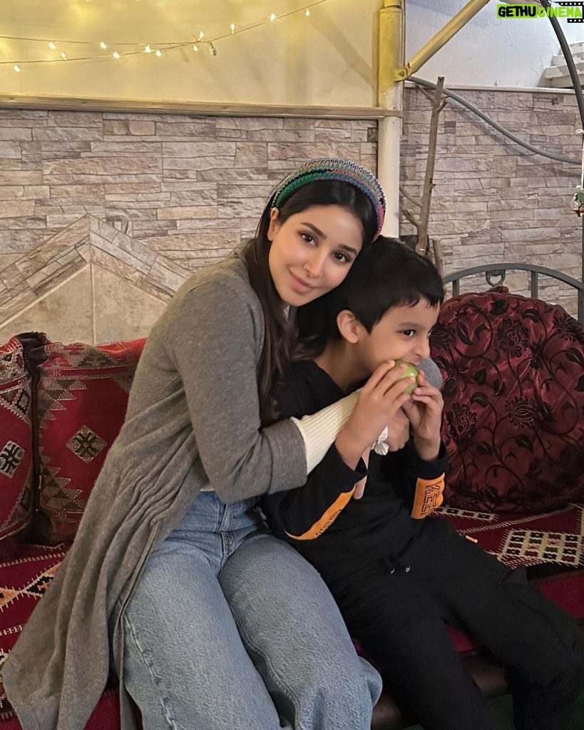 Aseel Omran Instagram - أول صورة بهالسنة مع حبيبي ولد اخوي 🥰 😒زين قدرت أمسكه ثواني🤦🏻‍♀