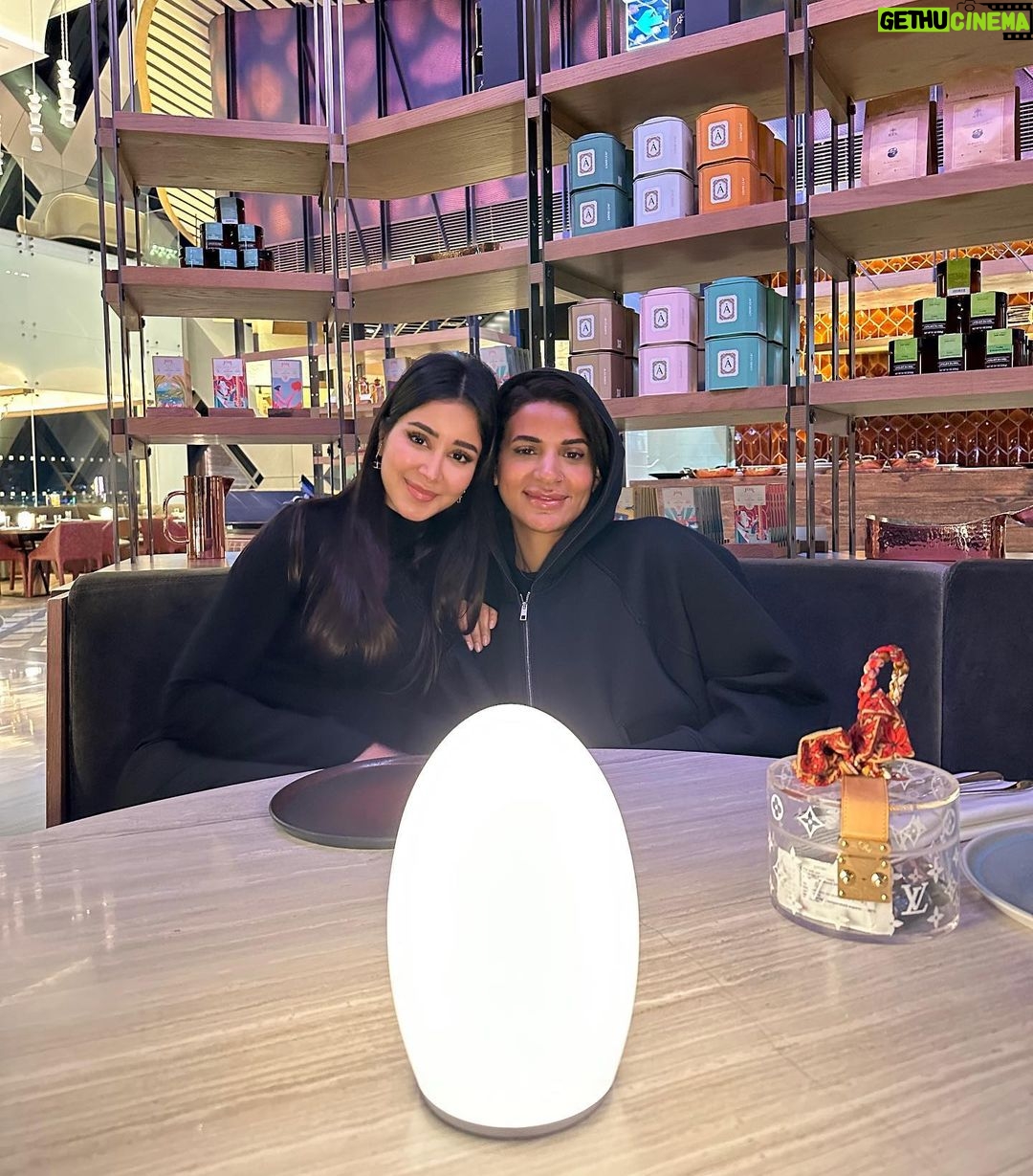 Aseel Omran Instagram - أول ويكند في السنة الجديدة مع هذي الإنسانه الجميلة أحبها واحب قلبها والوقت معها يعدي دايماً من غير مانحس 😍😎