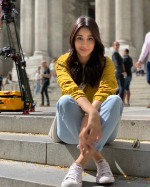 Aseel Omran Instagram - ليس خوفاً أن تُظهر الإحترام عندما يُساء اليك 
بل تكريماً لمن تعب في تربيتك 💛