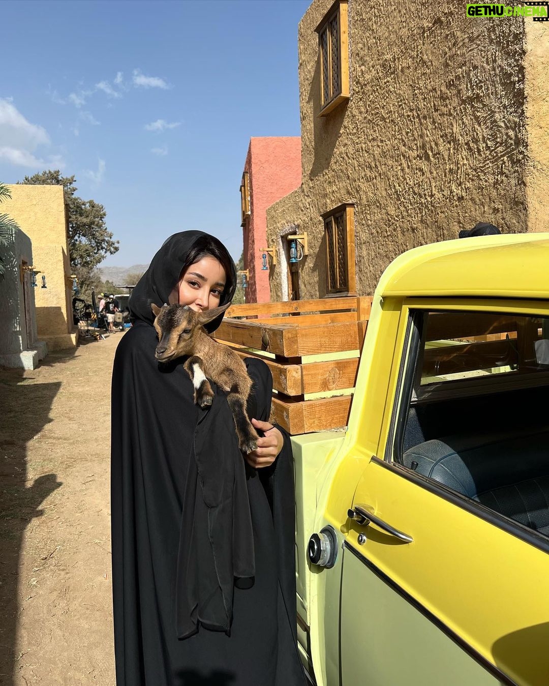 Aseel Omran Instagram - سعيدة كثير اني راح أكون موجودة مع فريق فلم #طريق_الوادي قريباً لعرضه في ختام مهرجان البحر الأحمر في جده♥️🎥🎬 Tanuma Abha