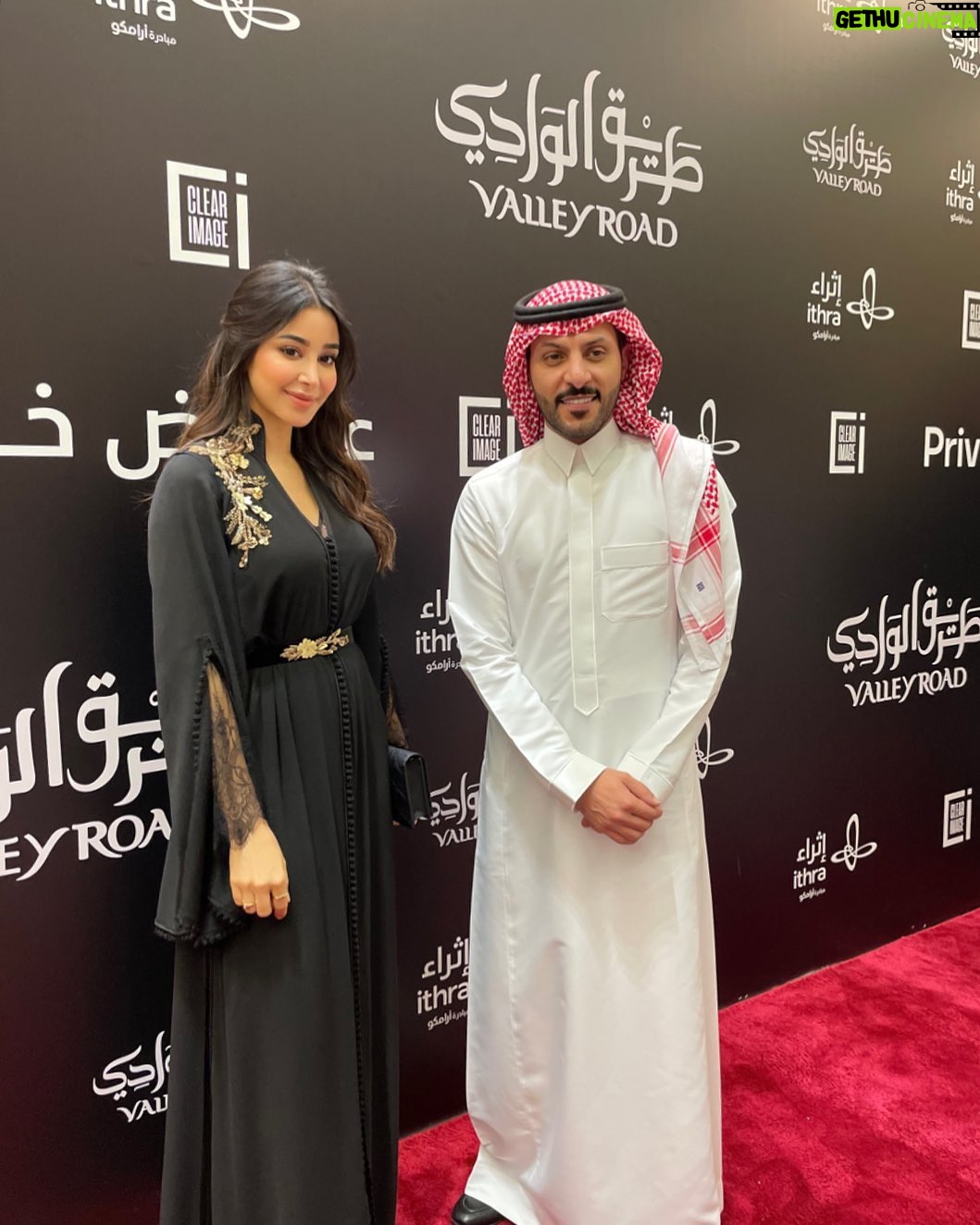 Aseel Omran Instagram - في إثراء مع مخرجنا المبدع أستاذ خالد فهد من العرض الخاص لفلم #طريق_الوادي 🏜️ Ithra