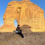 Aseel Omran Instagram - جبل الفيل🐘 من أهم وأجمل المعالم اللي ممكن تزوروها في العلا وهو مُسجل عالمياً ضمن عجائب الجيولوجيا 💪🏼 ونصيحة روحو مع غروب الشمس لأن بالليل مع الإضائة والسماء الصافية ممكن تستمتعو كثير بالجلسات الموجودة أمام الجبل والجو يكون ولا أروع😍 #العلا #alula AlUla, Saudi Arabia